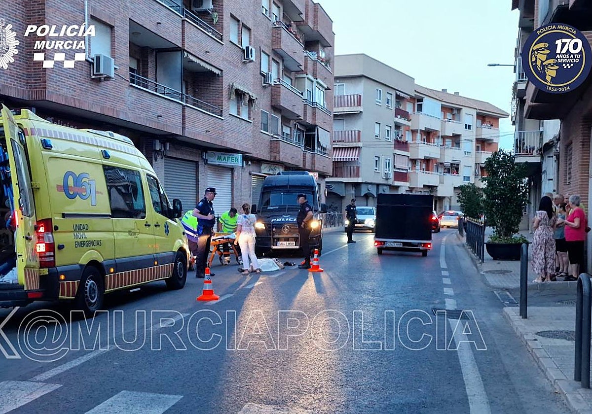 Efectivos de Emergencias y Policía Local trabajando en la zona del accidente.