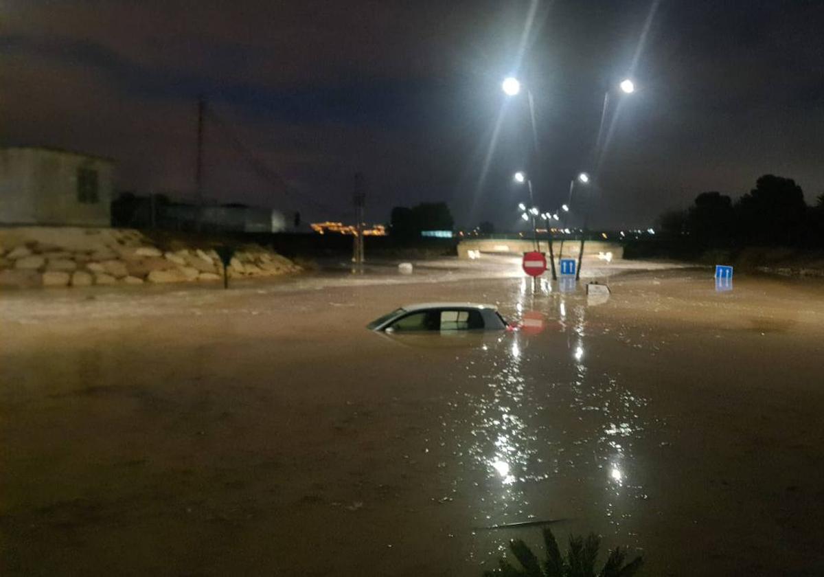 Otra tormenta deja calles anegadas y cortes de tráfico en media Región