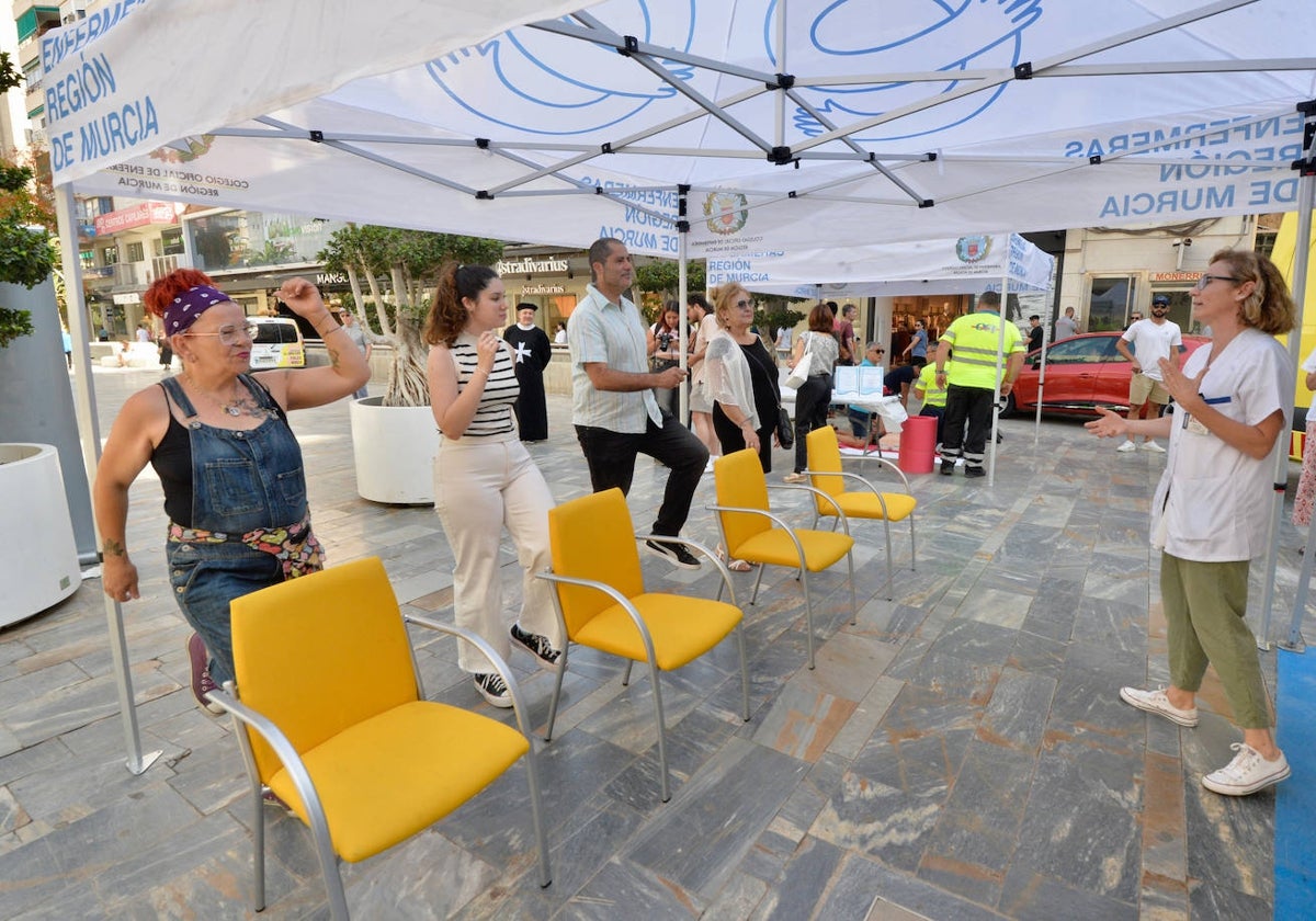 Una enfermera dirige una sesión de ejercicios para prevenir las caídas este lunes en Murcia, en una de las actividades de la Ruta Enfermera.