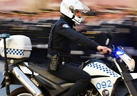 Un agente patrulla la ciudad en una imagen de archivo.