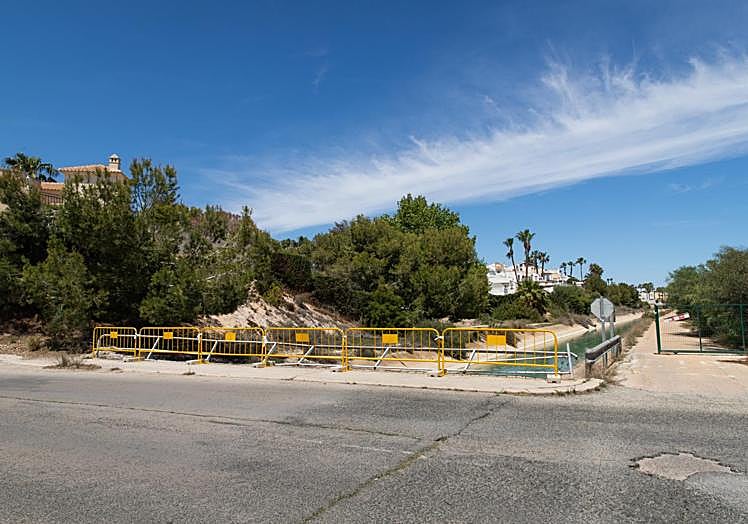 Vallas provisionales instaladas sobre el puente sobre el canal, entre las calles Papaya y Estrecho de Mesina.