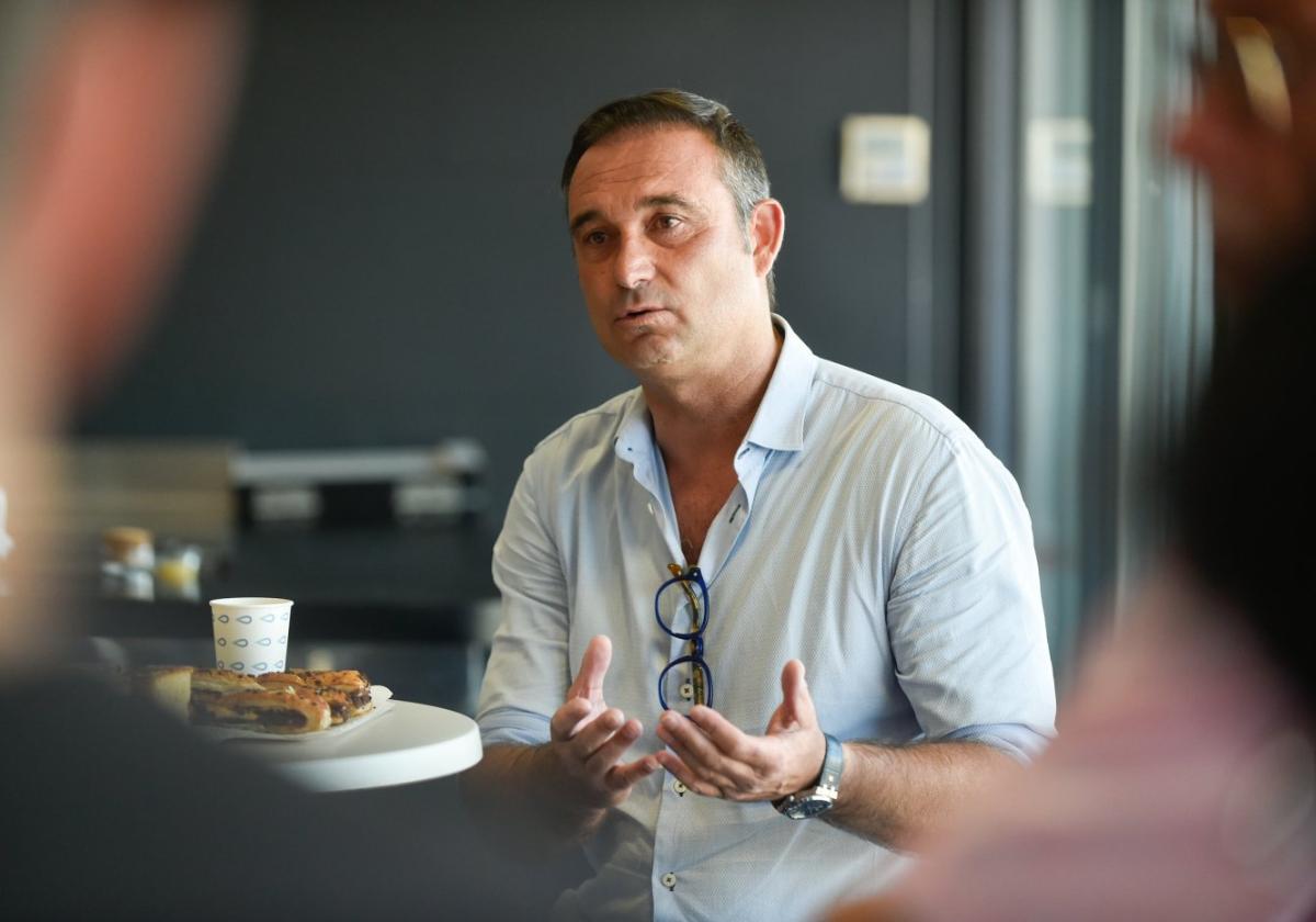 Javier Recio, en un desayuno con los periodistas al comienzo de la pasada campaña.