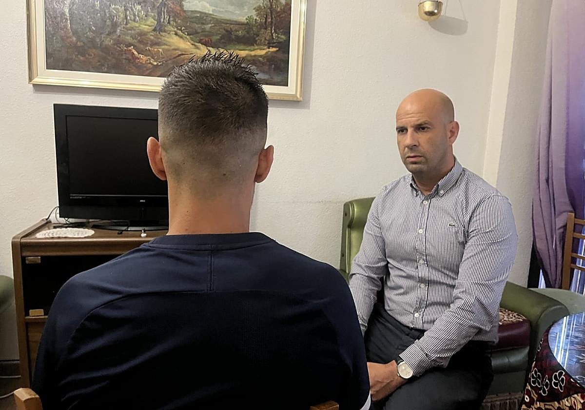 Daniel M. V., ayer de espaldas, con su abogado, José Luis López.