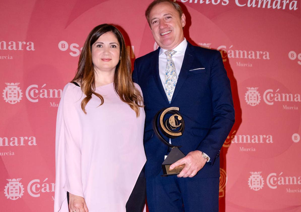 Laura Martínez Matas y Luis Miguel García de Andrés, fundadores de Luis Miguel Pastelerías, con el premio de la Cámara de Comercio de Murcia.