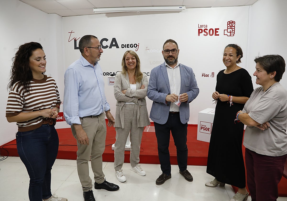 El secretario general del PSOE en Lorca, Diego José Mateos (c), rodeado de concejales.