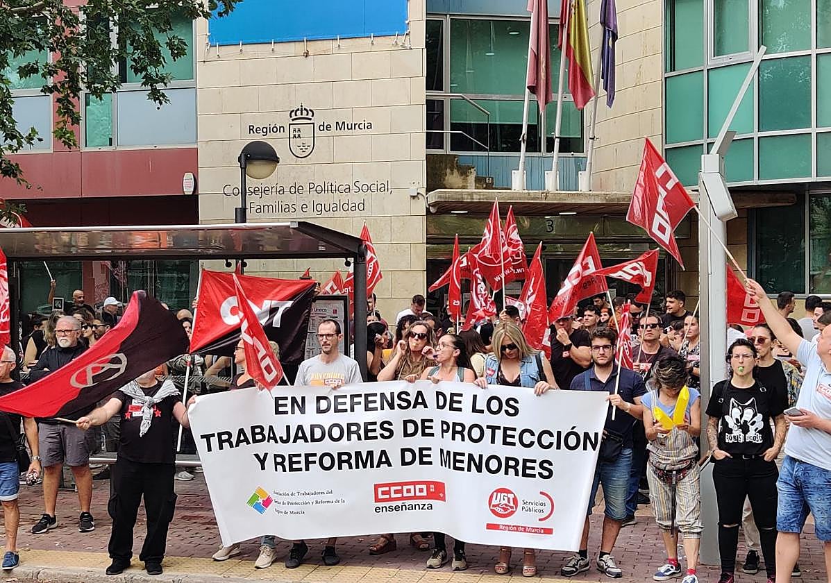 Los trabajadores concentrados frente a la Consejería de Política Social.