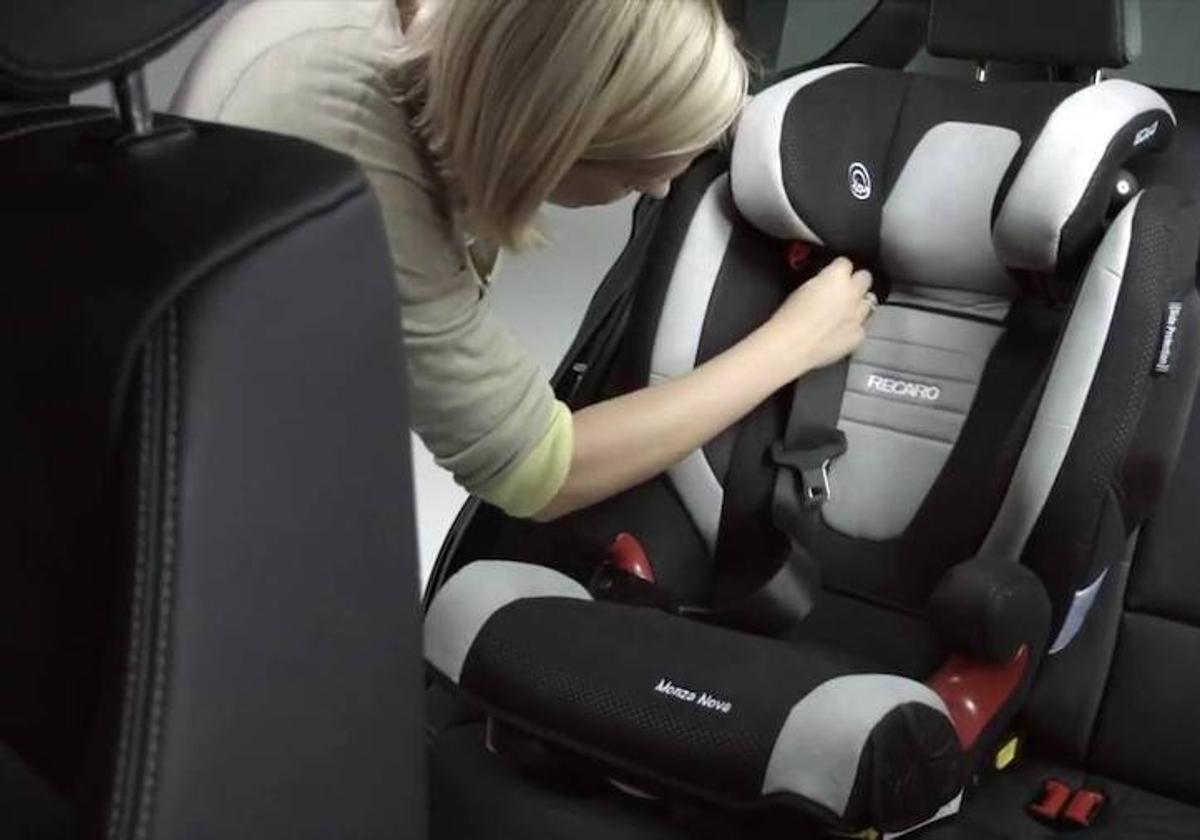 Una silla de coche para bebés.