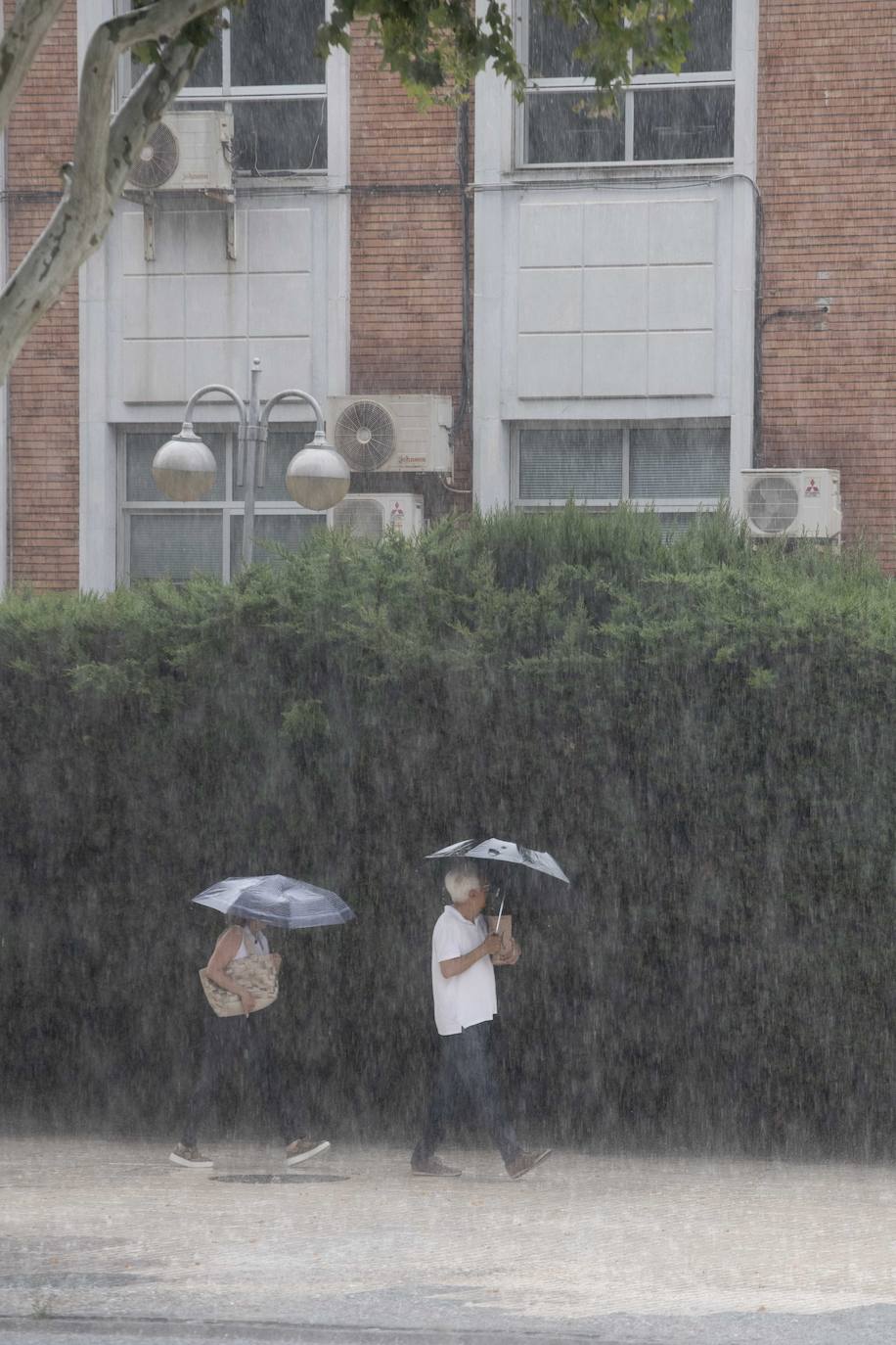 En imágenes, las fuertes lluvias dejan 31 litros en una hora en Cartagena