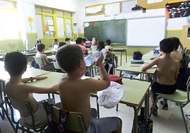 Niños pasando calor en un colegio en una imagen de archivo