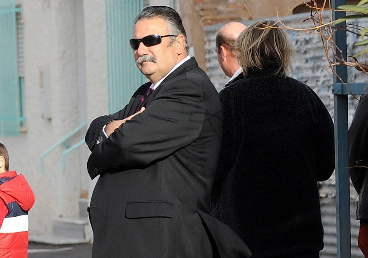 Simón Alcaraz, en 2013, en una calle de Aledo.