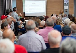 Los socios escuchan las explicaciones de la funcionaria de Mayores, este miércoles en Espinardo.