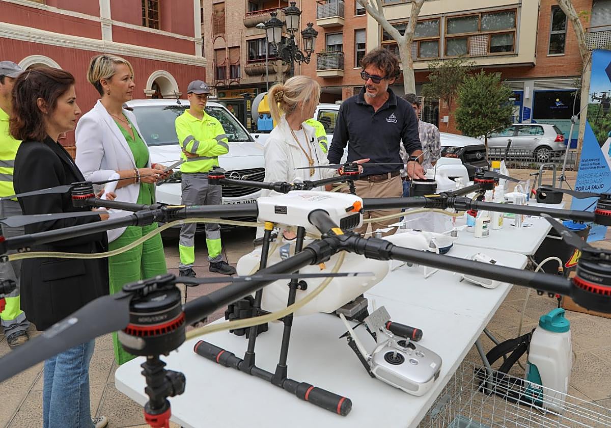 Menduiña, con personal de su concejalía y de Lokímica, ayer.