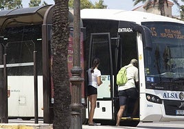 Pasajeros se suben a un autobús en una foto de archivo.