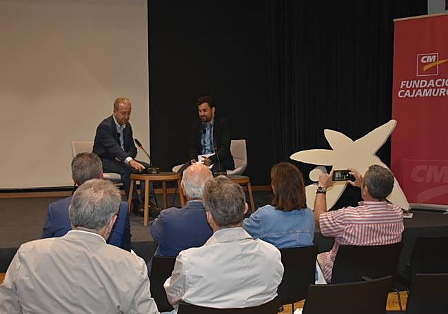 Juan de Dios de la Hoz durante su intervención en el Aula de Cultura de LA VERDAD.