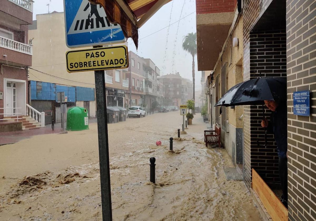 Las calles se convirtieron en ríos por la lluvia caída este miércoles.