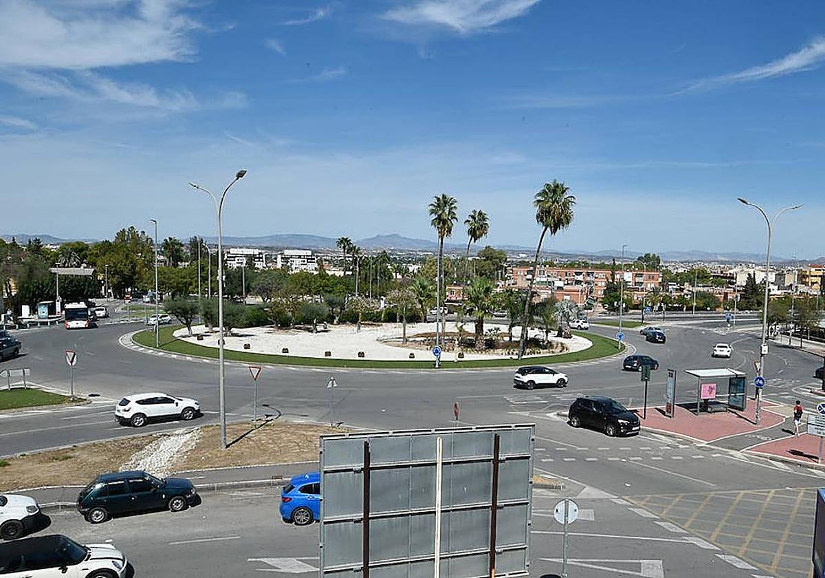 Imagen de archivo de varios coches circulando por una rotonda.