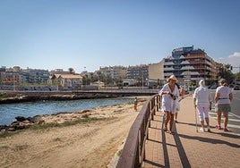 Bañistas pasean por el avenida del doctor Mariano Ruiz Cánovas a su paso por la curva del Palangre.