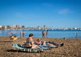 Bañistas disfrutan de un día de sol en la playa del Acequión de Torrevieja.