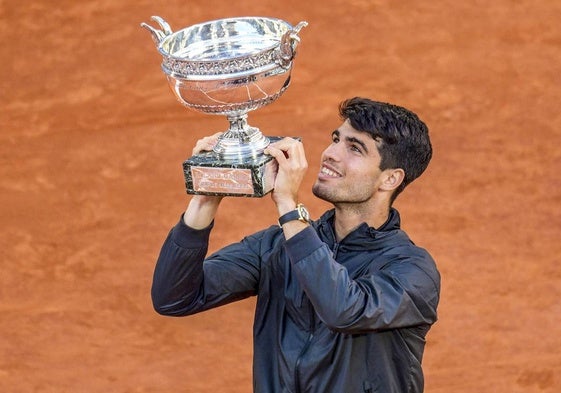 Carlos Alcaraz levantando la Copa de los Mosqueteros, el pasado domingo en París.