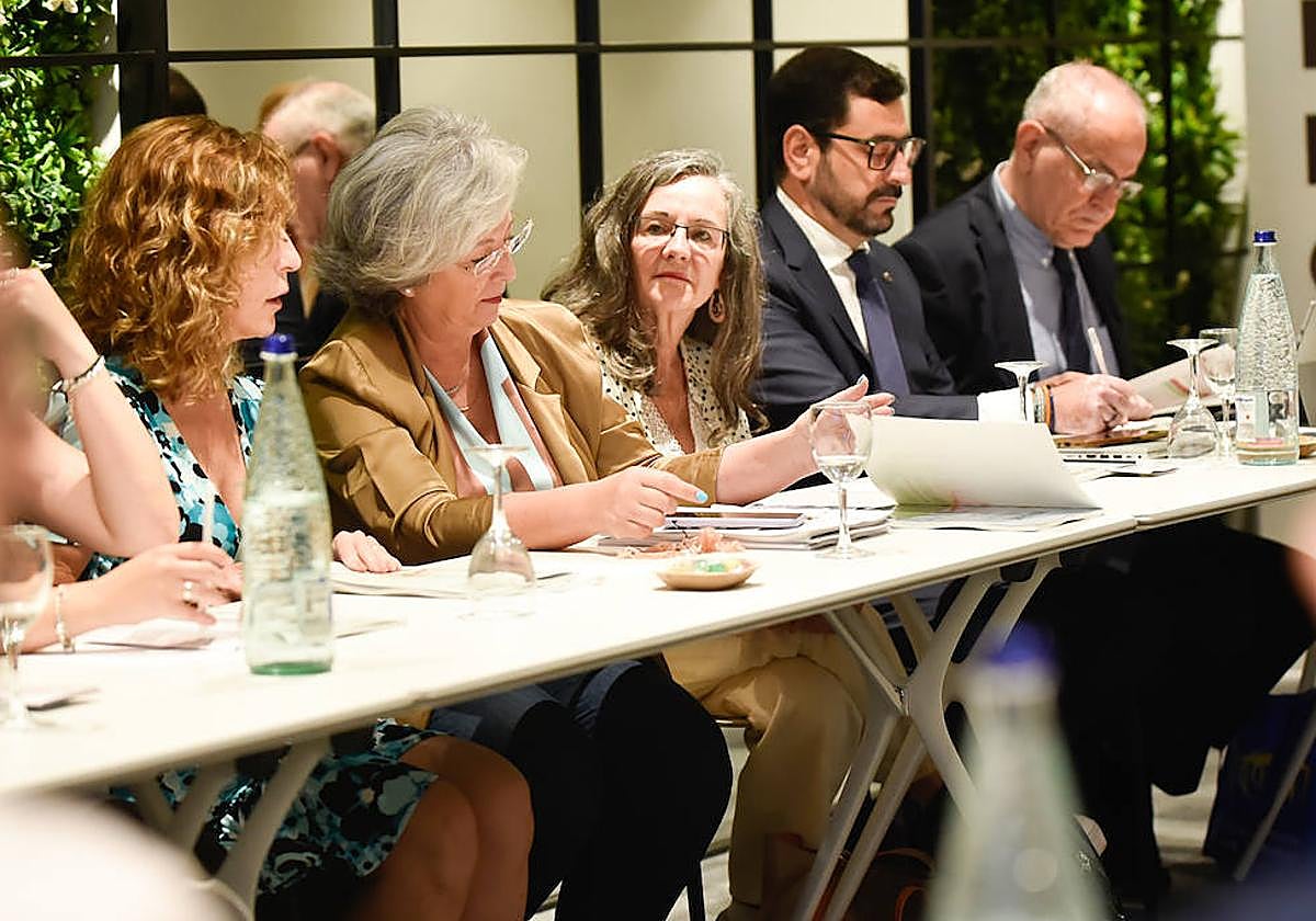 Juana Pérez (segunda izq.), en la presentación del informe.