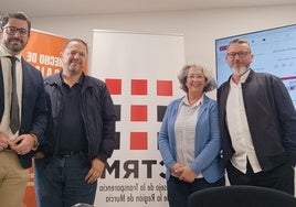 Carlos Abad (i) y Juana Pérez, junto a miembros del Consejo de la Transparencia en abril.