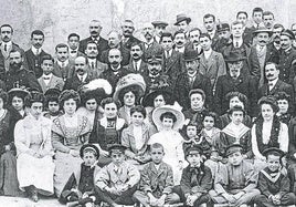 Grupo de esperantistas del barrio de Los Dolores, fotografiado en el año 1907.