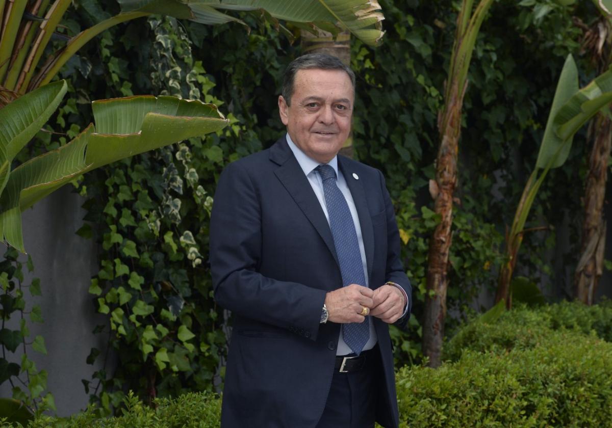 José María Albarracín, en los jardines del hotel Siete Coronas de Murcia.