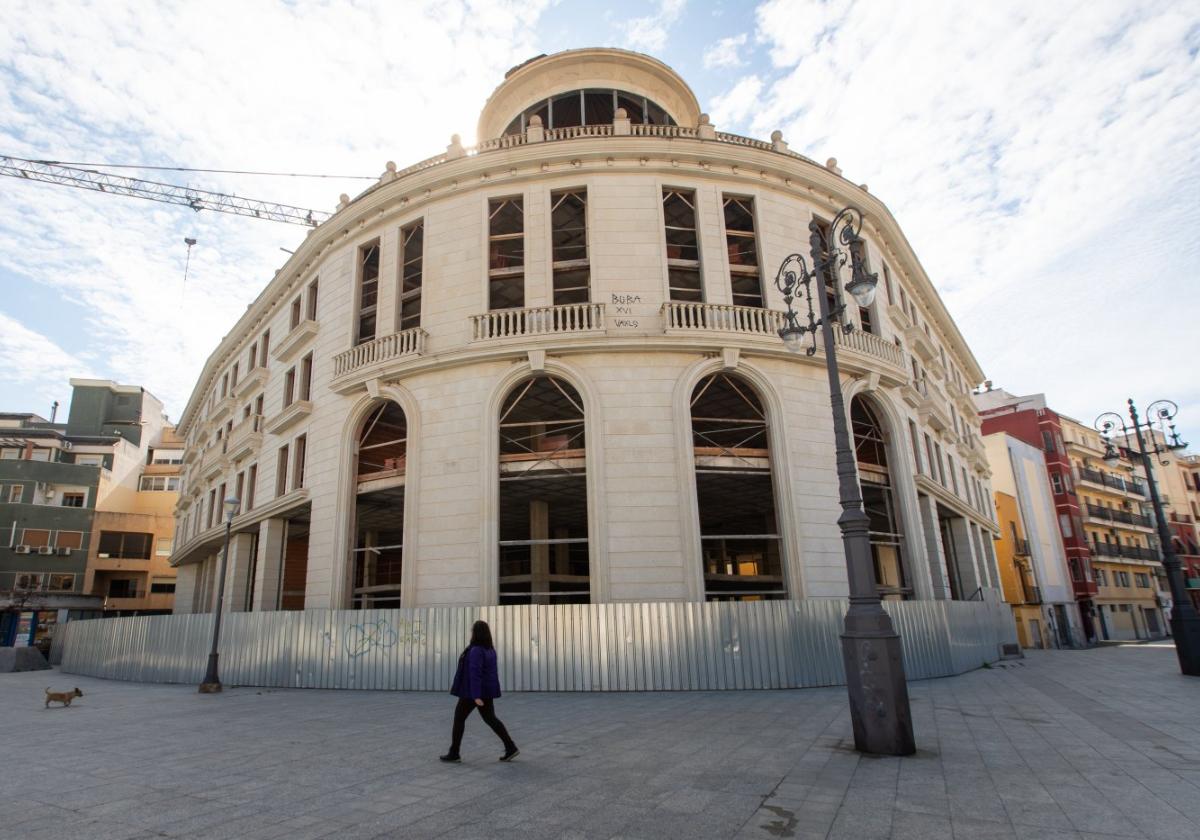 El edificio formaba parte de una promoción de tres inmuebles señoriales del Grupo San Antonio paralizados en plena crisis del ladrillo.