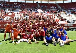 Los jugadores del Imperial celebran en el Enrique Roca su pase a la final nacional.