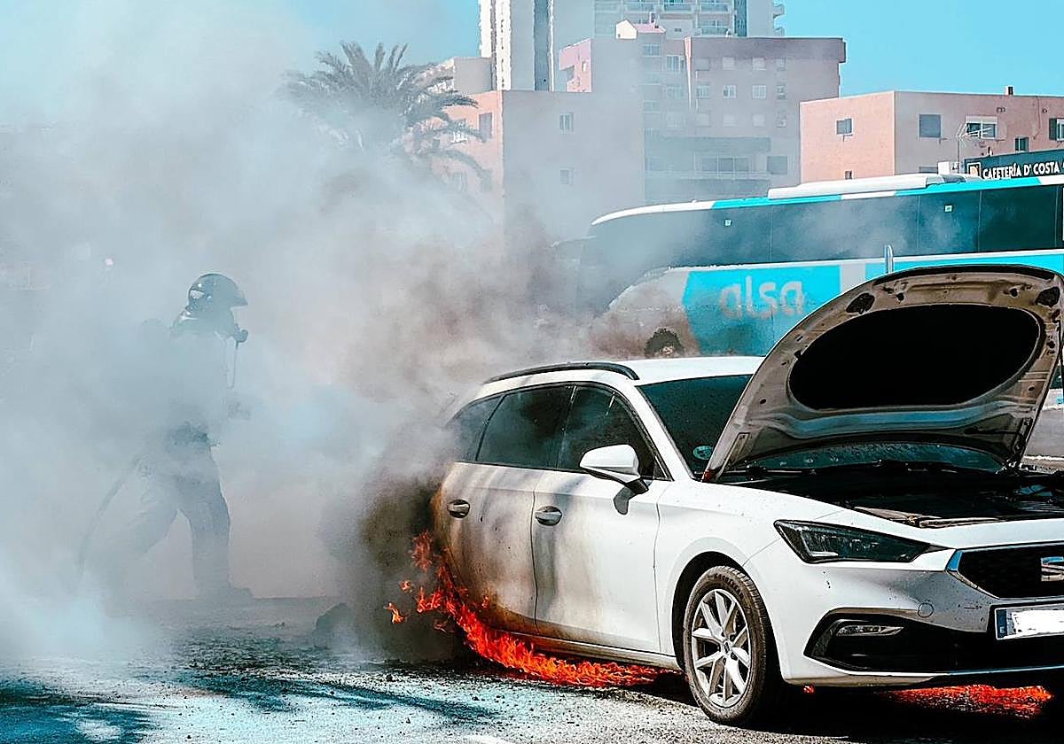 El coche incendiado este sábado en La Manga.