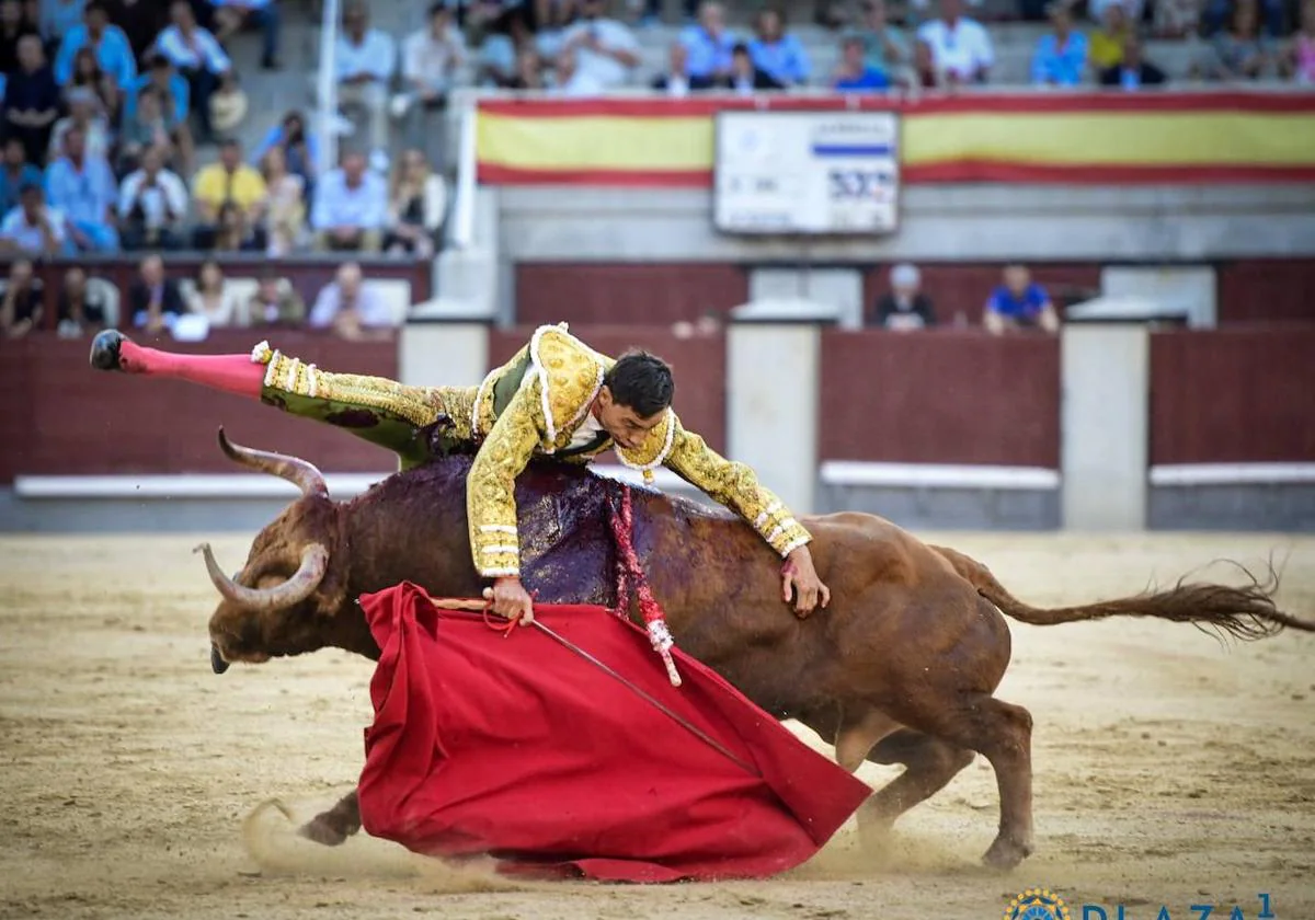 Ureña corta una oreja en Madrid tras una tremenda cogida | La Verdad