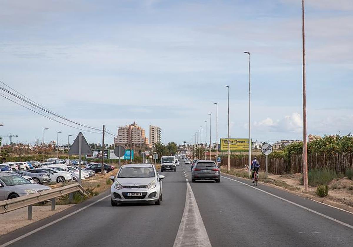 Tramo de carretera por el que discurrirá la primera fase de la senda peatonal al hospital. En la imagen se aprecia como un ciclista circula por el arcén con el riesgo que conlleva ante el elevado tráfico.