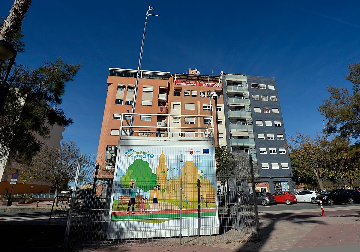 Estación de medición de la calidad del aire en el barrio murciano de Ronda Sur.