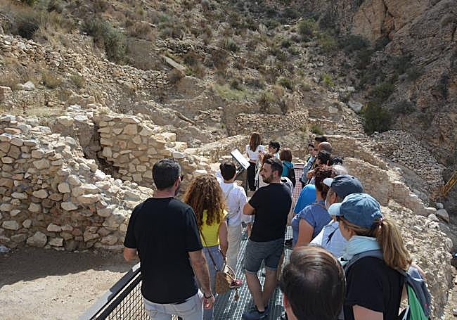 Los visitantes contemplan la fortificación del Salto de la Novia, en Ulea.