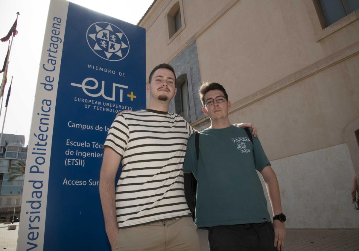 Francisco Madrid y Pedro Manuel Andreu en la puerta de la Escuela de Industriales, en el Campus de la Muralla del Mar.