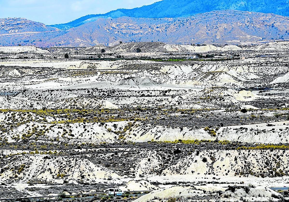 Un coche cruza la carretera próxima al desierto de Mahoya, en Abanilla, en mayo.