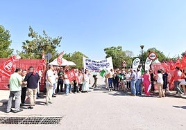 Trabajadores y familiares de los residentes del centro Julio López Ambit protestan este lunes por la mañana.