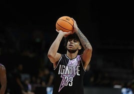 Izan Almansa se prepara para lanzar a canasta en un partido del Ignite, en la G-League.