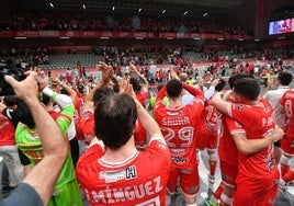 Los jugadores del Jimbee celebran la victoria con los mil cartageneros desplazados hasta el Palacio de los Deportes de Murcia.