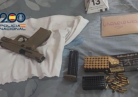Pistola y munición hallada en el domicilio de uno de los detenidos por la Policía Nacional por integrar una organización que extorsionaba y amenazaba a empresarios.