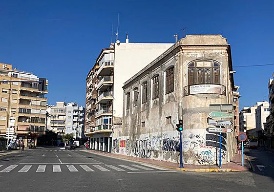 Edificio de la antigua Fábrica de Hielo, en una foto de archivo, con el cartel de 'Se vende'.