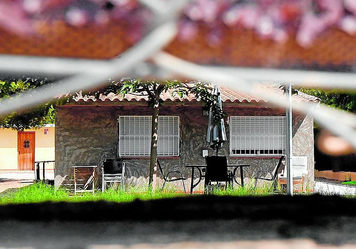 Casa del supuesto líder del grupo, donde los agentes hallaron explosivos, armas y munición.