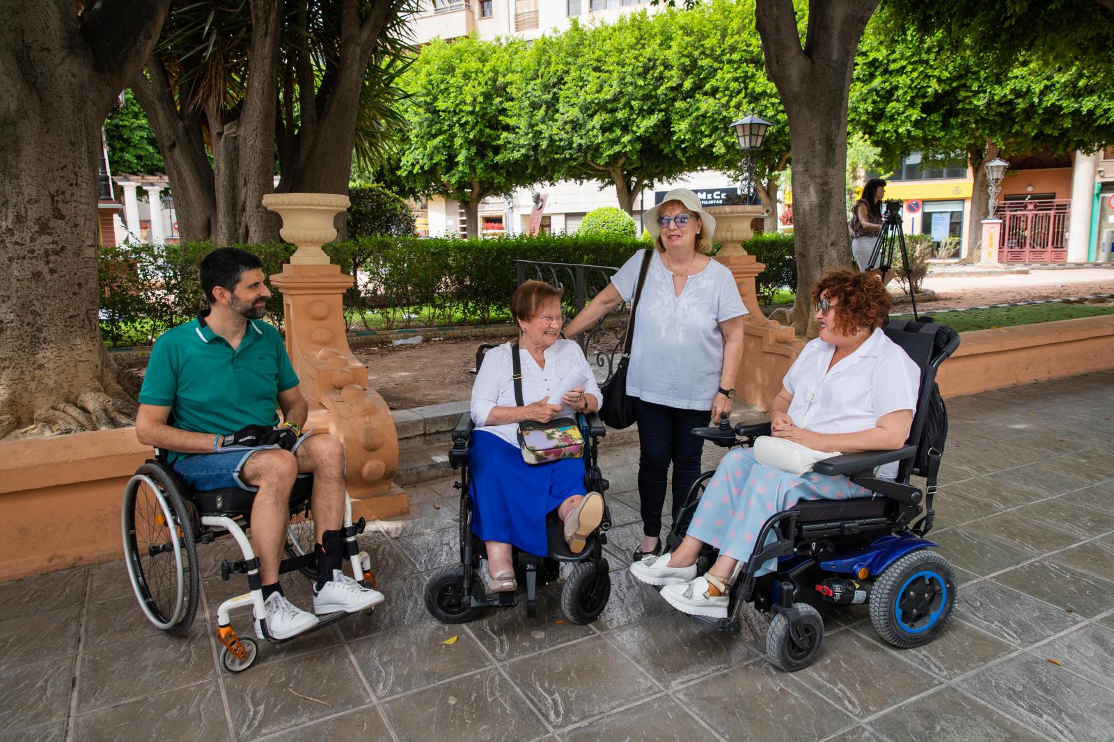 Miembros de la asociación Orihuela Sin Barreras, este miércoles, en la Plaza Nueva.