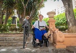 La presidenta de Orihuela Sin Barreras y antigua Síndica Portadora del Oriol, Carmen Díaz, este miércoles, en la Plaza Nueva.