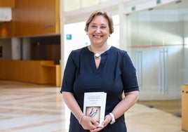 Teófila Vicente posa con su libro en el Auditorio Víctor Villegas de Murcia.