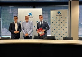 De izq. a dcha., Juan Jesús Lozano, director Región de Murcia de CaixaBank; Pedro Ángel Roca, presidente de Ifepa y alcalde de Torre Pacheco, y Antonio Miras, director de Ifepa, en la firma del convenio.