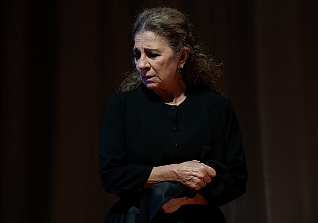 Lolita da vida al personaje de Poncia.