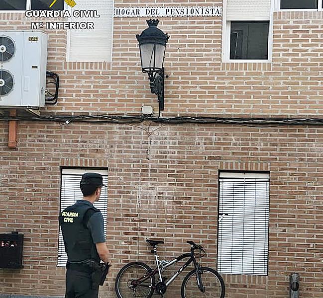 Un guardia civil, junto al hogar del pensionista de Moratalla.