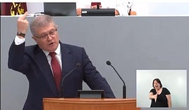 Momento polémico entre Vélez y López Miras por la peineta.