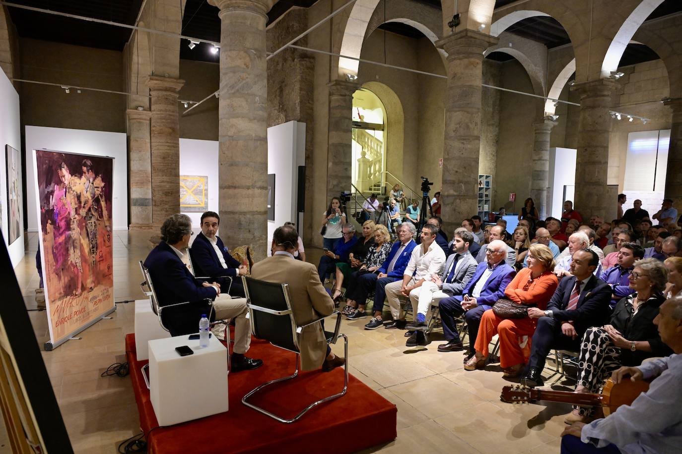 Las imágenes de la charla de Enrique Ponce y Pepín Liria en el Palacio del Almudí de Murcia